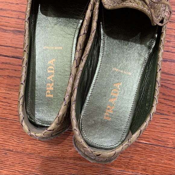 ⚡️⚡️⚡️ PRADA Green Snakeskin Loafers with Gold Logo - Picture 3 of 6